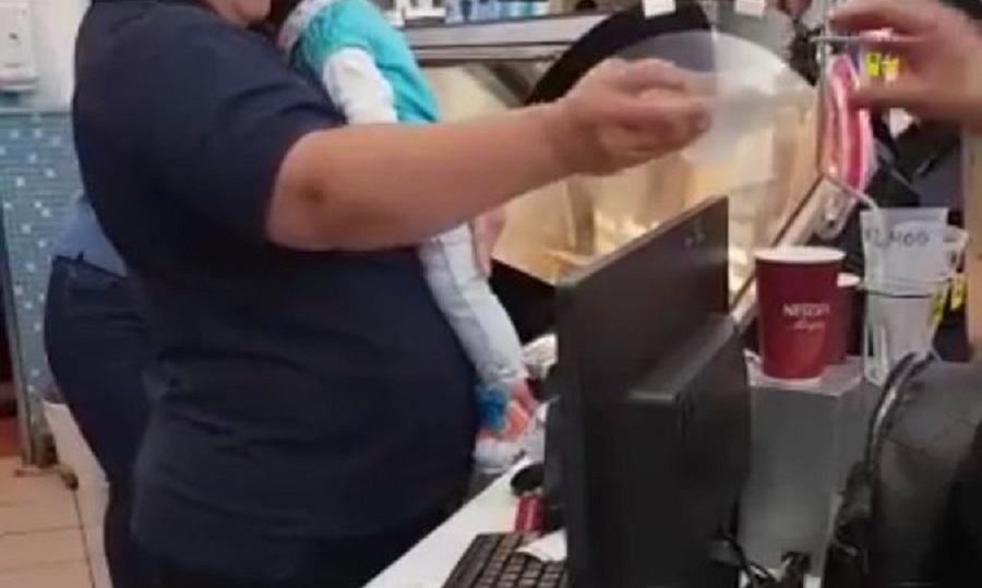 Puerto Montt: Denuncian que madre fue obligada a trabajar con su bebé en brazos en heladería