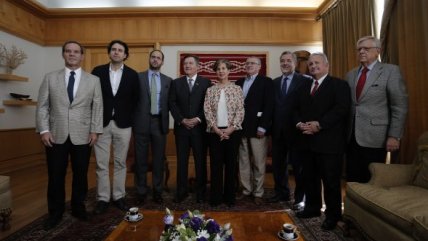   Ministro de Relaciones Exteriores se reunió con la delegación chilena que irá a La Haya 