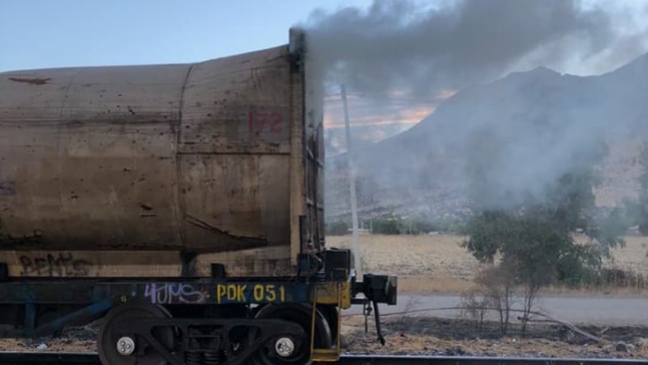 Tren que transportaba basura sufrió un incendio en el sector de Polpaico