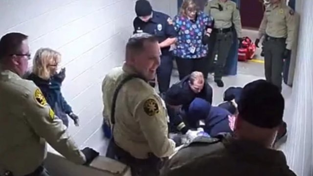 [Video] Polémica por video de un policía riéndose mientras moría un reo ...