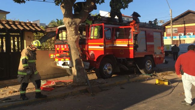 Villa Alemana: Carro de bomberos chocó con un auto y dañó un local comercial