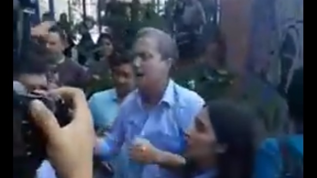 Presencia de José Antonio Kast genera batahola en universidad y ahora es agredido