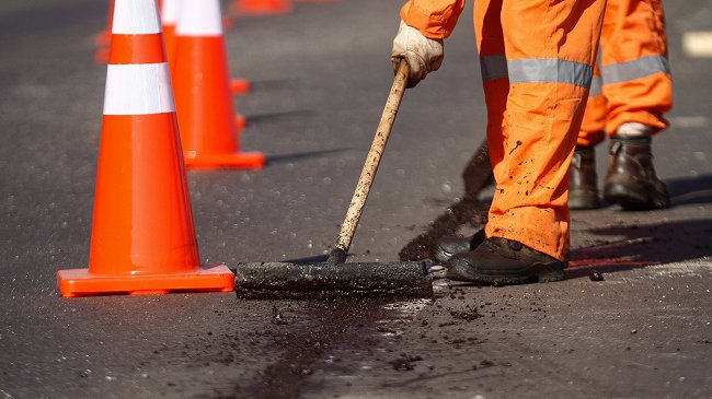 Joven quedó en riesgo vital al quemarse con alquitrán durante pavimentación