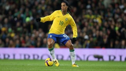   Ronaldinho cumple 38 años y lo celebramos con sus mejores goles con Brasil 