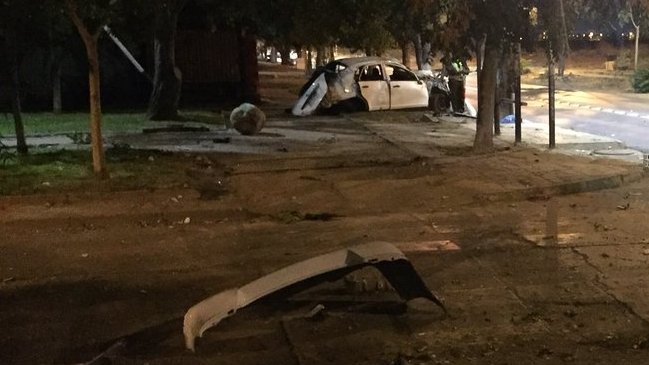 Tres carabineros resultaron lesionados tras chocar contra vivienda en Puente Alto