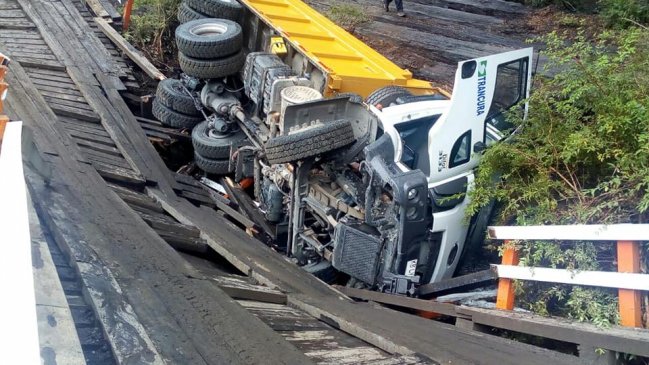 Panguipulli: Puente cedió mientras transitaba un camión