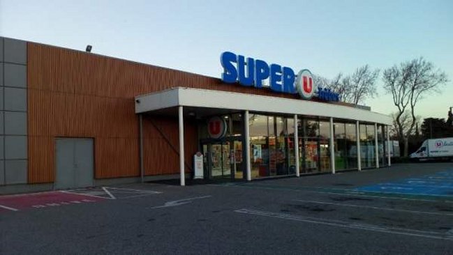 Hombre armado tomó rehenes en un supermercado en Francia