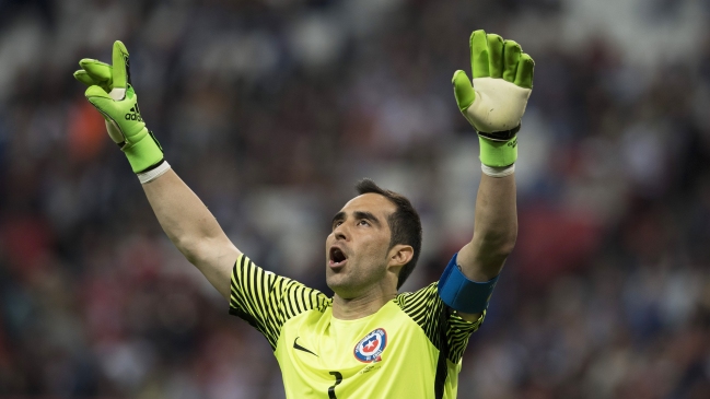 Claudio Bravo compartió con pequeños futbolistas en el complejo El Uno Campus