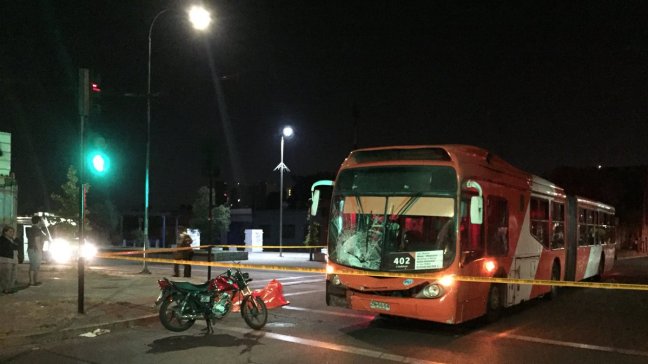Un muerto tras colisión de moto con bus del Transantiago en Quinta Normal