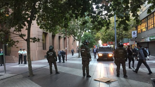 Estudiantes se encadenaron a dependencias del TC para manifestarse contra el lucro