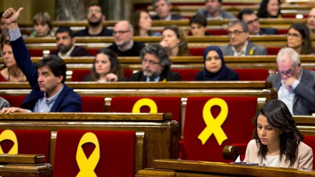 Parlamento de Cataluña defiende el derecho de Puigdemont de ser presidente de la región