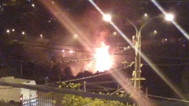 Incendio afectó a tres viviendas en cerro de Valparaíso