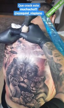Fotos] Marcelo Díaz mostró cómo le quedó el tatuaje de león en su espalda -  