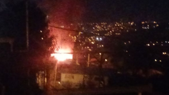 Valparaíso: Incendio consumió dos viviendas en el cerro San Roque