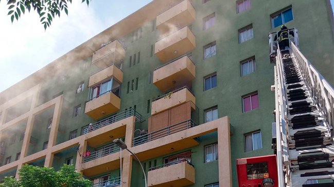 Incendio afecta a edificio del centro de Santiago