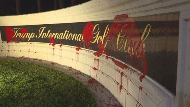 Sujetos vandalizaron la fachada de club de golf de Trump en Florida