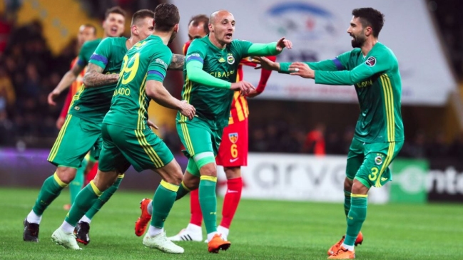Fenerbahce de Mauricio Isla goleó a Kayserispor de Gonzalo Espinoza
