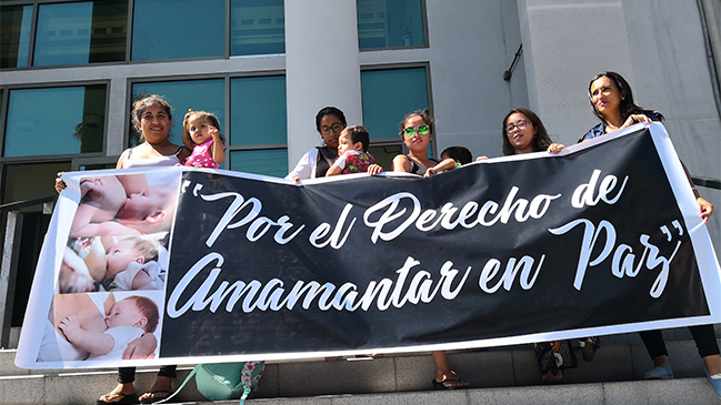 Protesta en Arica por mujer que fue desalojada de tribunal al amamantar a su hijo durante una audiencia