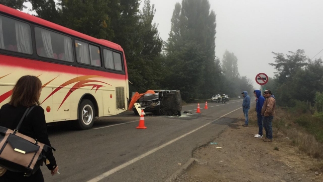 Dos fallecidos dejó colisión de una camioneta contra un bus en panne en San Carlos