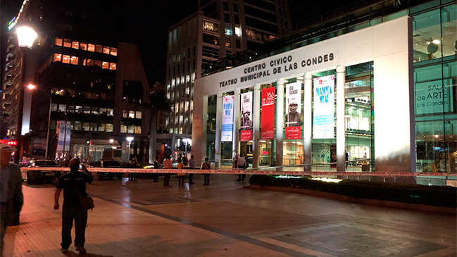 Desalojan Teatro Municipal de Las Condes por aviso de bomba durante estreno de 