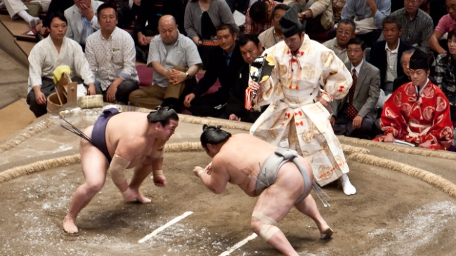 Mujeres fueron sacadas de un ring de sumo cuando atendían a un luchador