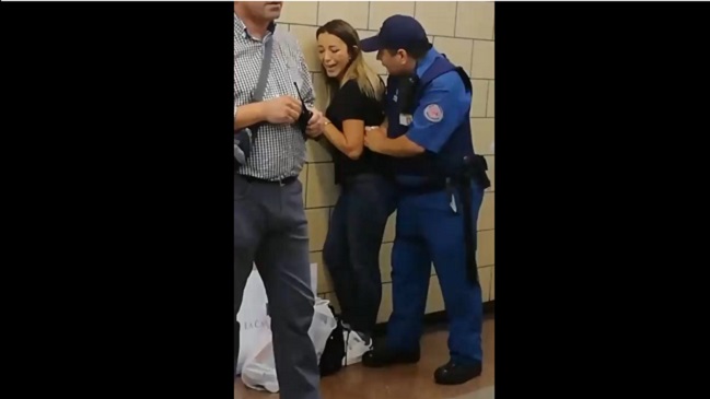 Mujer denunció agresión de guardias en el Metro por tomar una foto