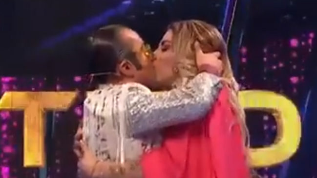 El comentado beso entre Yerko Puchento y Botota Fox