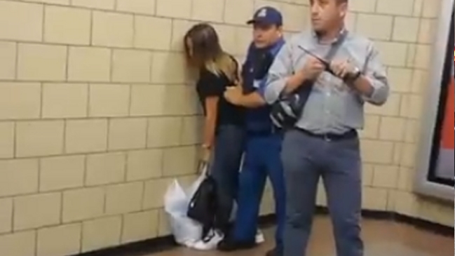 Metro solicitó desvincular a asistente de andén tras denuncia de agresión de una pasajera