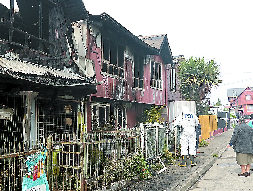 Familias afectadas por incendio en Dalcahue recibirán subsidios para reconstruir sus viviendas