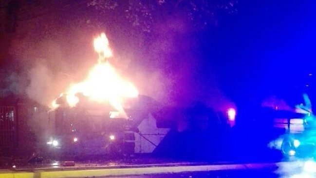 Encapuchados atacaron con bombas molotov un bus del Transantiago en la UMCE