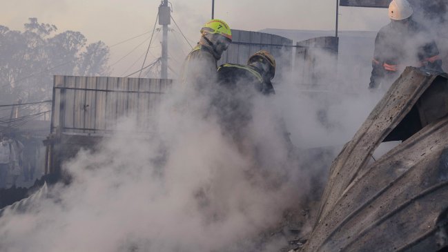Tres damnificados por incendio de vivienda en Cerro Las Cañas de Valparaíso