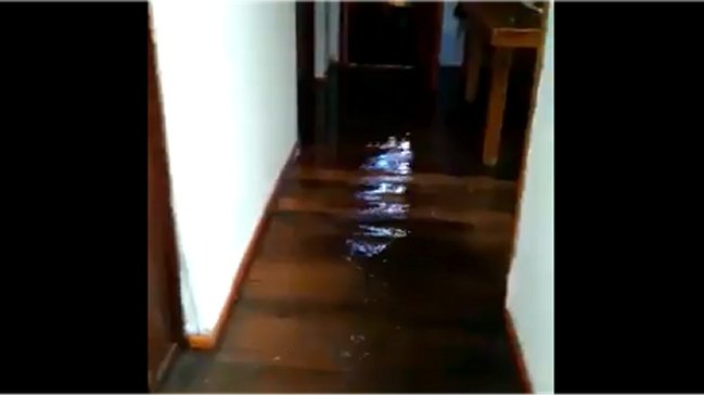 Inundación de aguas servidas afecta a varias viviendas en Valparaíso