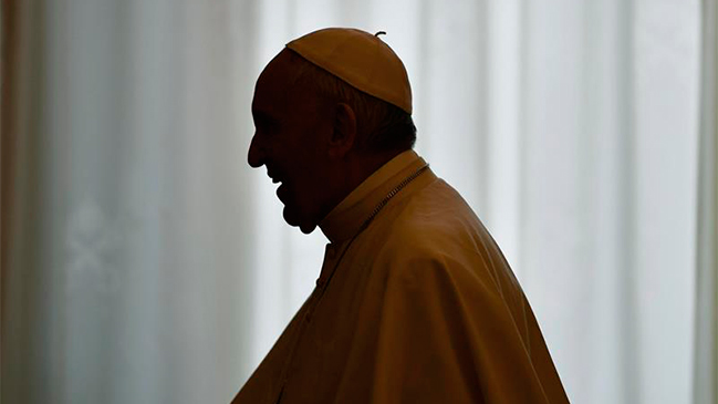 Papa llama a acoger a los inmigrantes y critica el consumismo: 