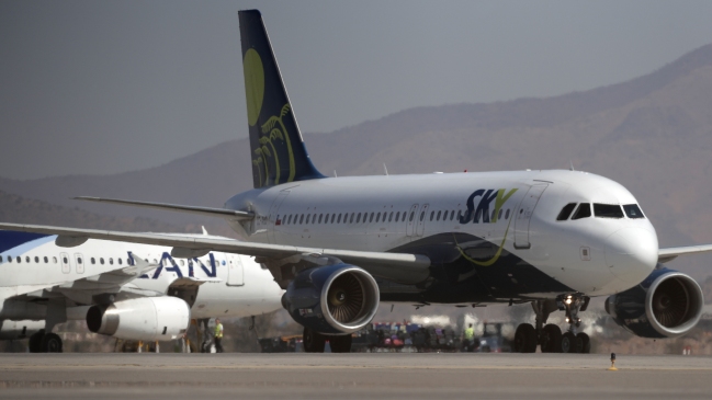 Pasajeros denuncian fuerte alza de pasajes de Sky entre Santiago y Punta Arenas