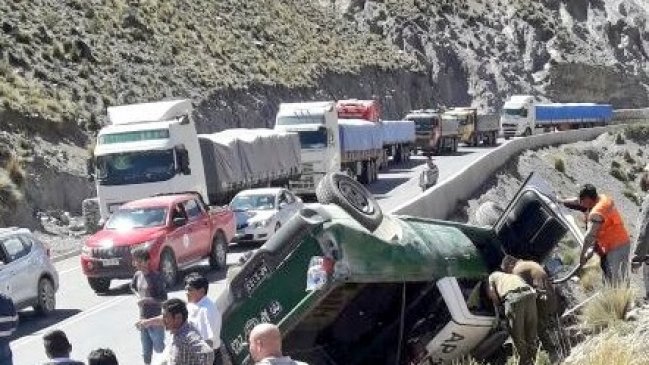 Dos carabineros resultaron heridos tras volcar en su camioneta camino a Putre