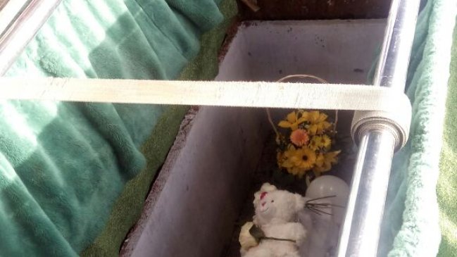 Familia durmió toda la noche junto a tumba en cementerio