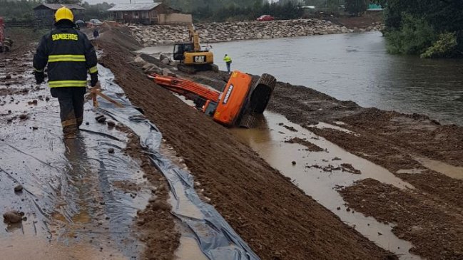 Volcamiento de excavadora dejó un herido en Lanco