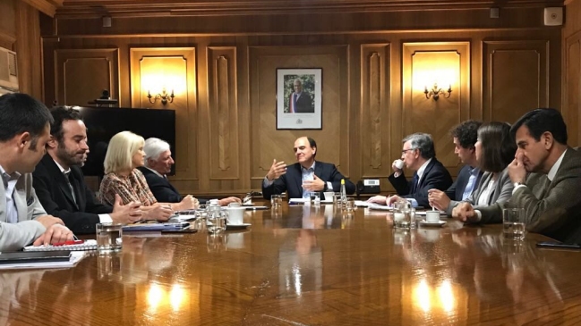 Solución salomónica: Alcaldes de Vitacura y Las Condes acordaron construir viviendas y parque