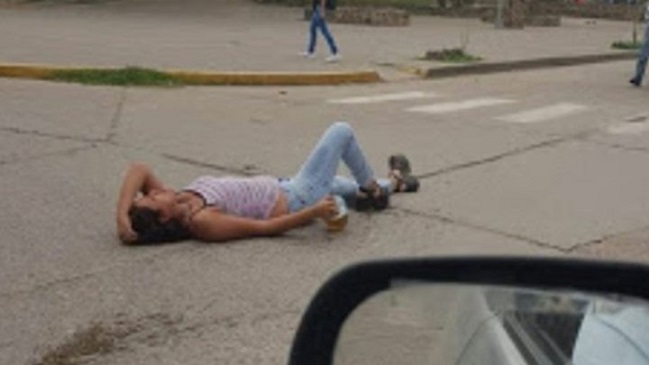 Mujer tuvo accidente en moto, se lesionó y no soltó el vaso de cerveza