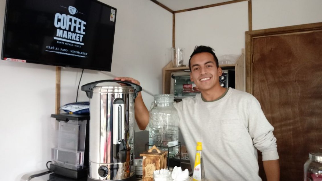 Joven emprendedor entrega café gratis a quienes trabajan a la intemperie