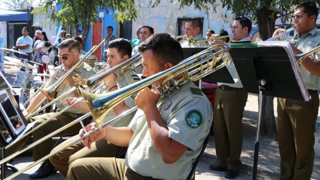 Carabineros llevó música y títeres a la Población La Legua