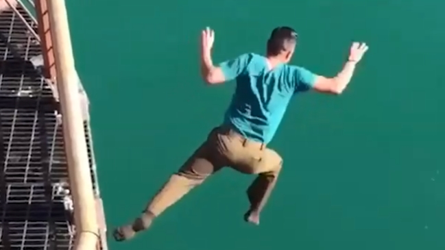 Carabinero rescató a mujer que se quería suicidar en Viña