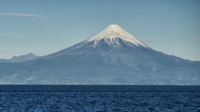Autoridades monitorean volcán Osorno tras sismo este sábado