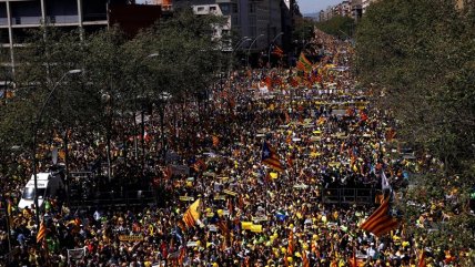   Cataluña: Miles de personas marcharon pidiendo la libertad de líderes independentistas 