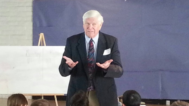 Profesor hizo clases por 17 años sin saber leer ni escribir