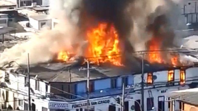 Incendio destruyó seis casas y afectó cinco locales comerciales en el centro de Iquique