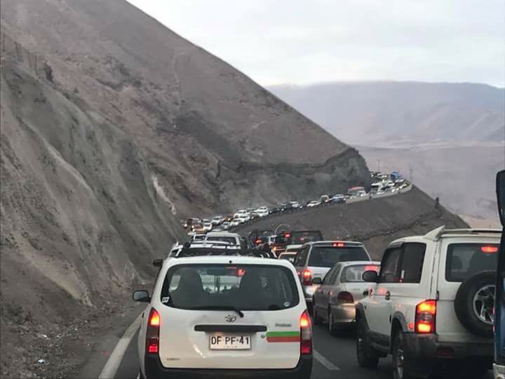 Colisión por alcance provocó taco kilométrico en bajada de Alto Hospicio a Iquique