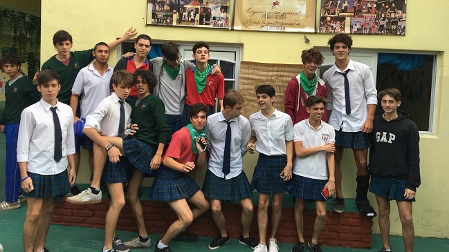 Estudiantes protestaron en falda contra el sexismo y se viralizaron