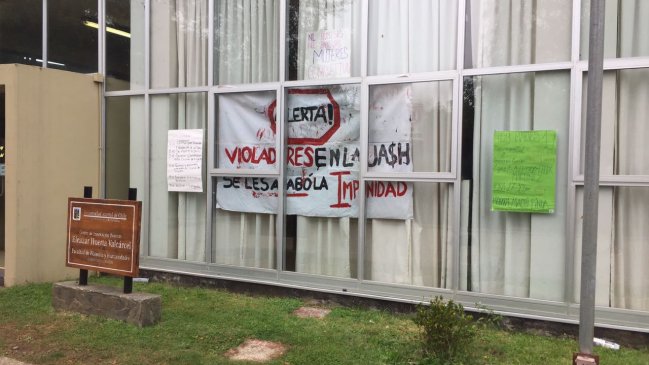 Valdivia: Alumnos se toman facultad de Filosofía de la Universidad Austral