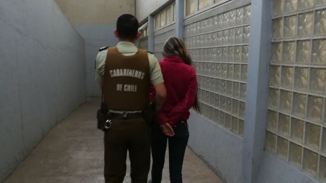 Mujer fue detenida por ofrecer 150 mil pesos a Carabineros para evitar control